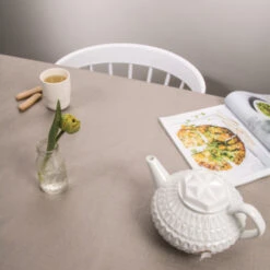 Tafelzeil Sharon Taupe 140x220 Cm -Meubel Pracht 123 2030