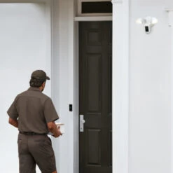 Ring Floodlight Cam Wired Plus Wit -Meubel Pracht 123 4177